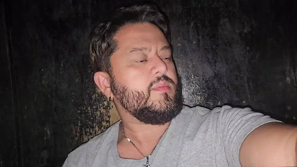 o Motorista nunca fez sexo com homem, entrou no quarto do estoque trepou com dois machos putoes