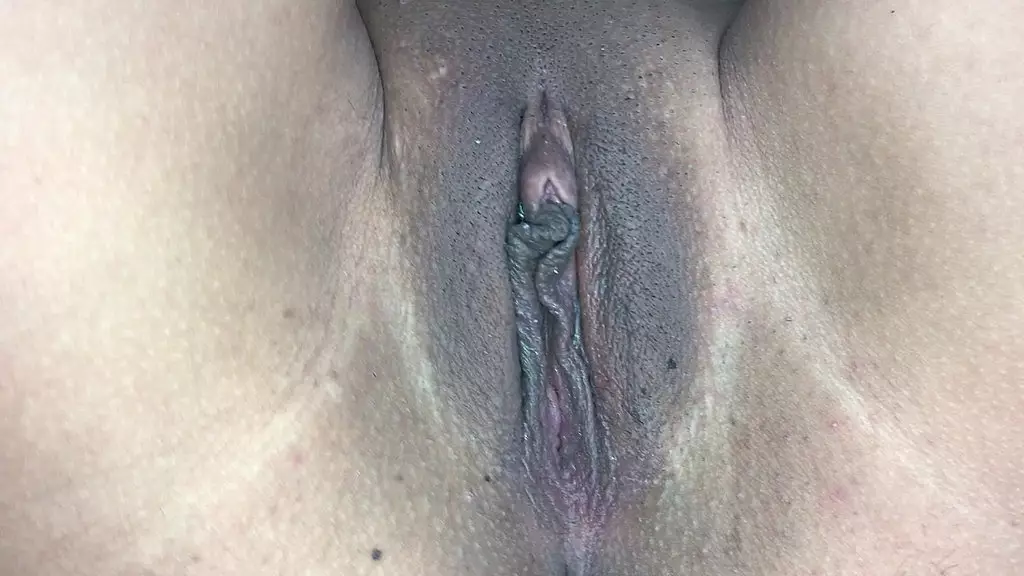 палец на моей тугой розовой киске