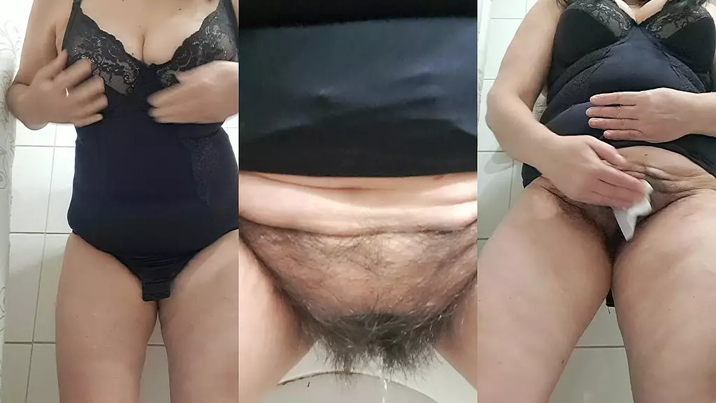 жена писает и чистит свою волосатую киску