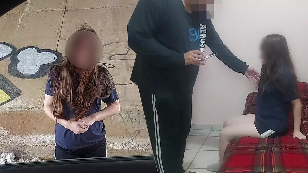 viejo y jovencita putipobre! la ve en la calle recolectando basura и le ofrece dinero для сбора спермы №1