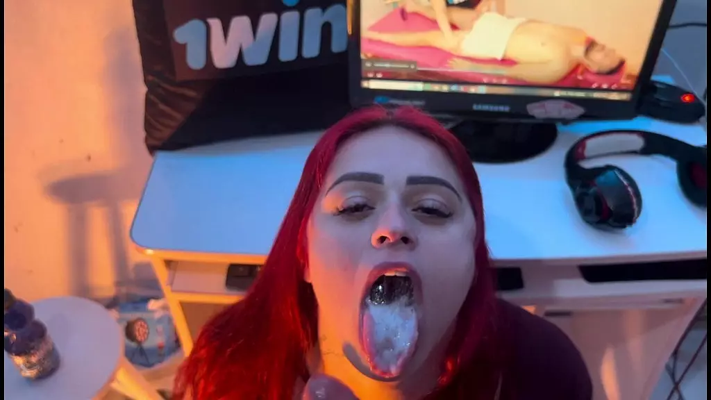 ruiva покорно платит за коробку, чтобы получить мою полную сумку