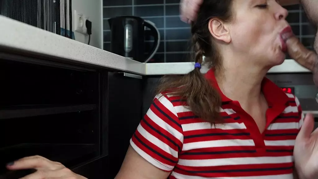 минет на кухне — это лучшее