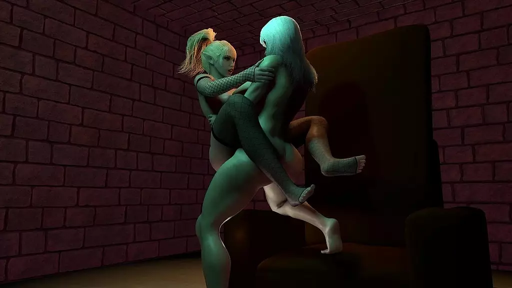 блондинка с членом стоя трахает женоподобного фембоя