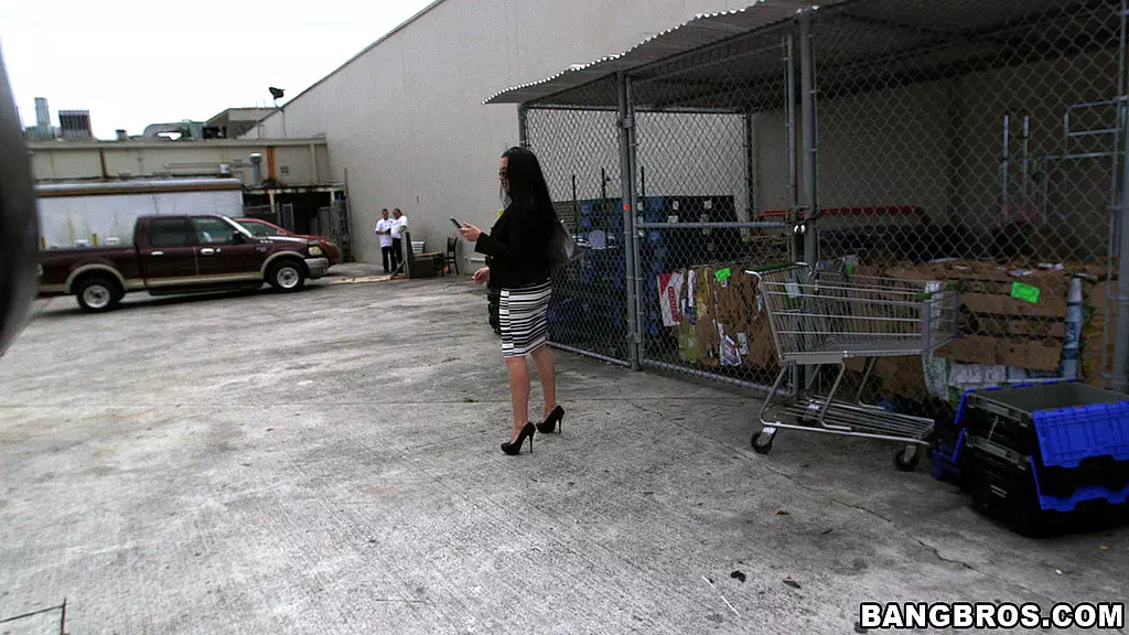 Девушка-любитель сосет и трахается за деньги