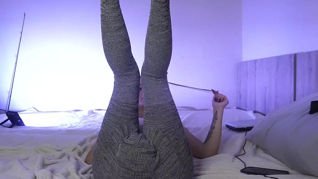 натирание колготок киской