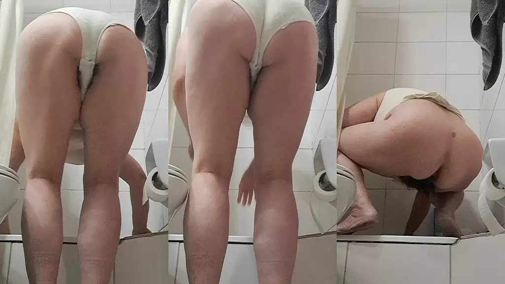жена моется, показывает задницу и писает