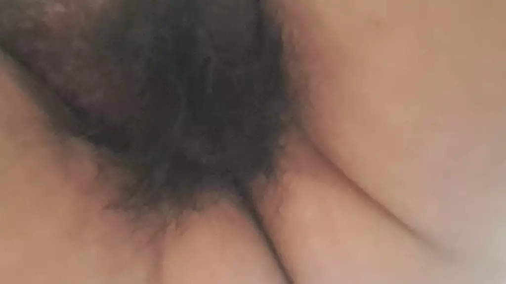 мачеха показывает свои сиськи и волосатые подмышки крупным планом