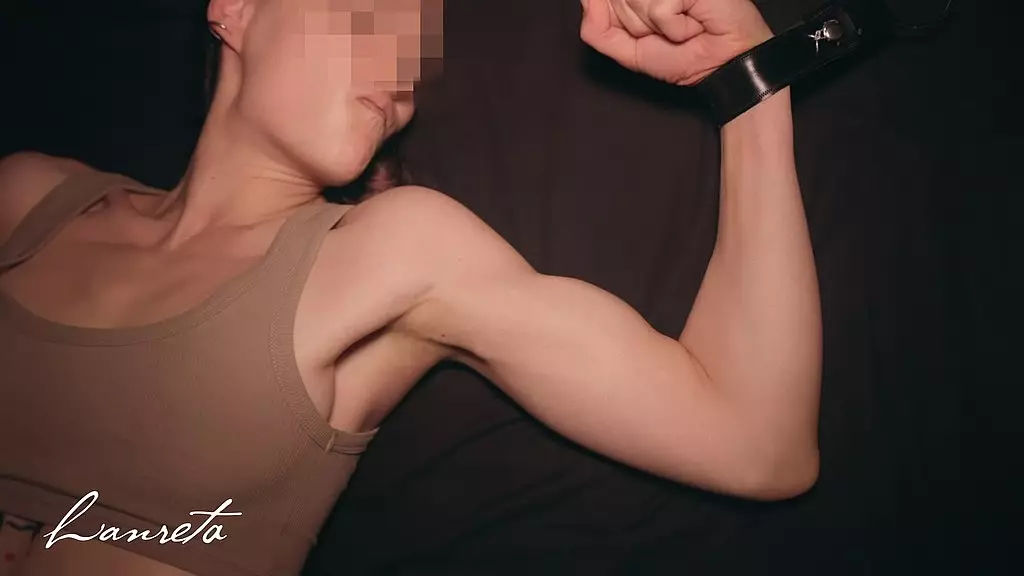 руки привязаны к кровати. борется с наручниками