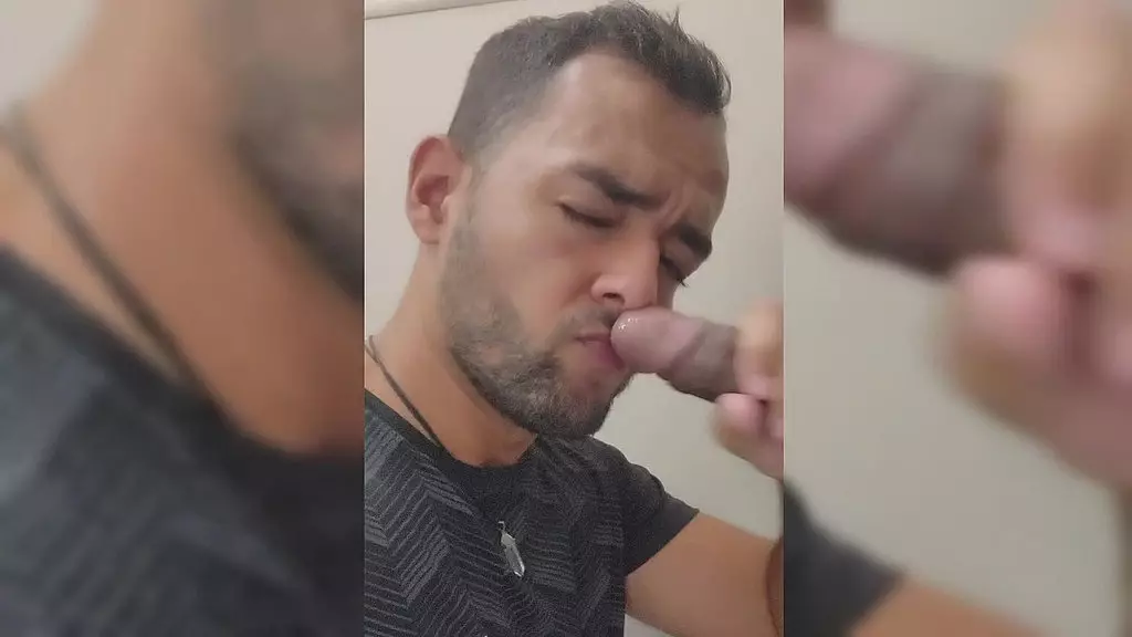 caminhoneiros brincando без коробки, чтобы сделать баню для родословной перед продолжением путешествия