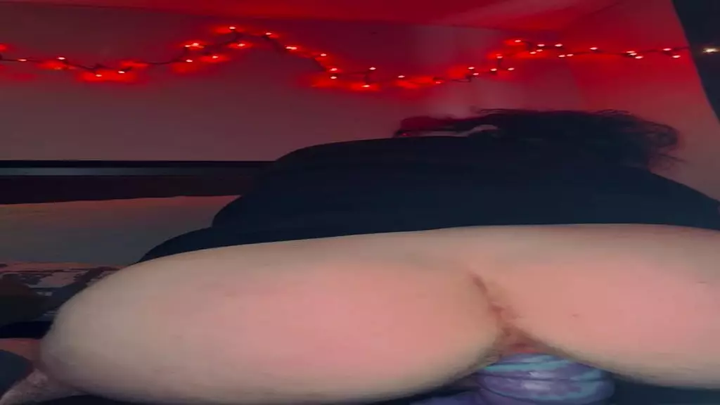 Червячный член трахает трансбоя