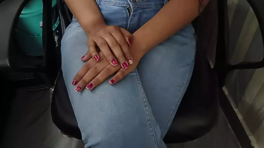 офисный коллега показывает свою большую круглую задницу для повышения!!