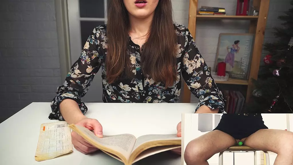 читаю книгу, сидя на вибраторе. литературный оргазм