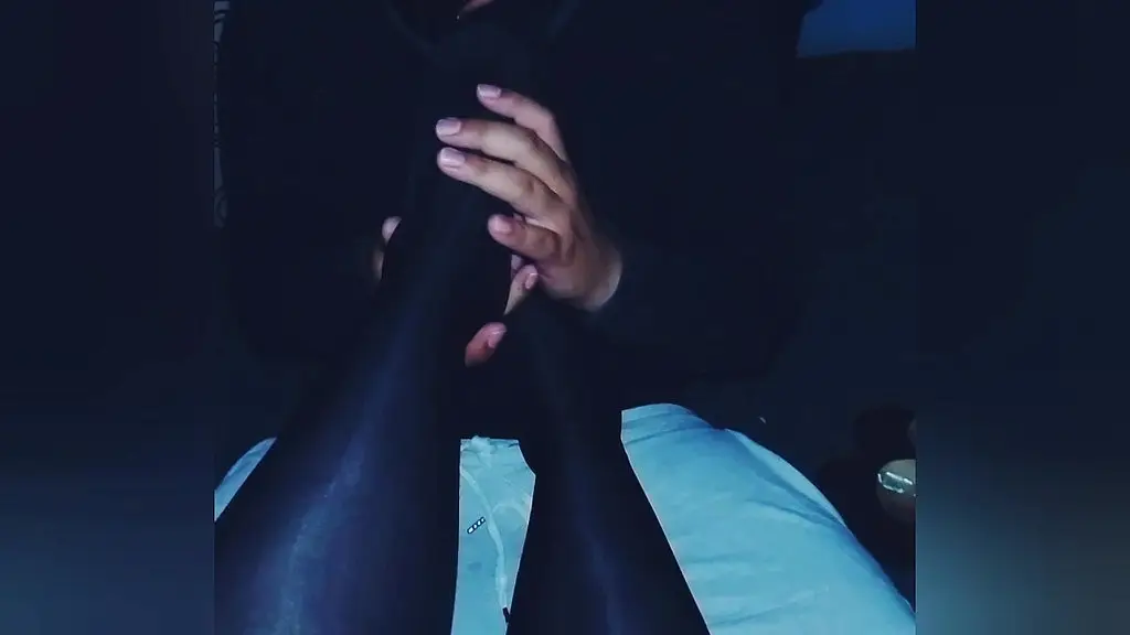 despues de llegar de la oficina mi esposo me quita las zapatillas de puta me besa y da un masaje en mis pies, me exista tanto que termino por sacarle la verga y frotar mis pies eyacula