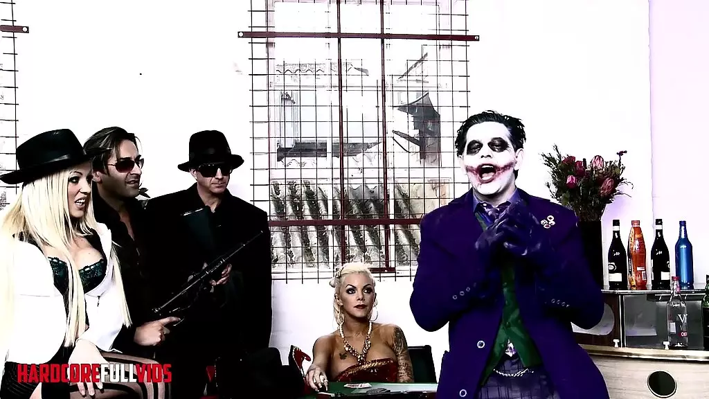 джокер трахает двух горячих непослушных незнакомок