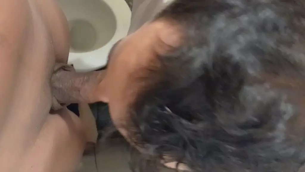 recebi uma mamada gostosa do moleque dentro do Banheiro de deficientes