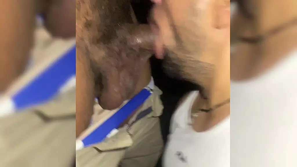 minha vizinha falou que nao aguenta da o cu pro marido, falou que seu pau Er igual garrafa de agua