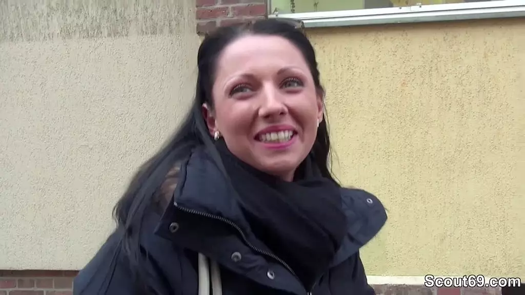 немецкий скаут - миниатюрная немецкая девчонка июль санс соблазняет на рискованный публичный секс