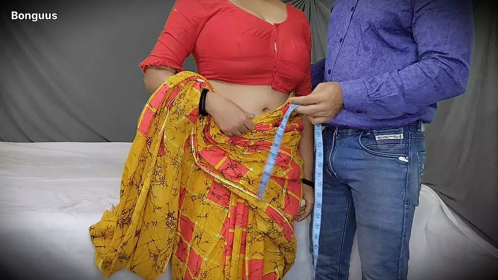 desi bhabhi riya трахнулась с портным, который случайно коснулся ее киски