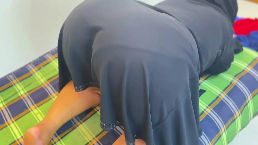 я одна арабская девушка, у меня большая задница как у жирной свиньи и у меня большие сиськи и мокрая киска, хочешь меня трахнуть