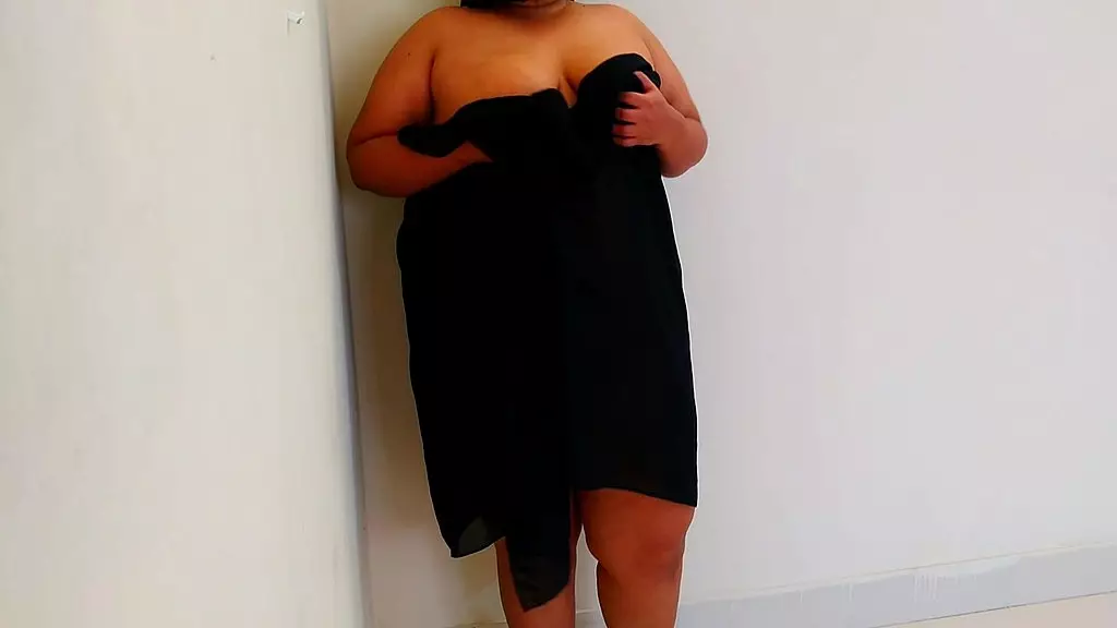 сексуальная девушка мастурбирует и показывает большие сиськи и обнаженную фигуру в прямом эфире в отеле, пока семья находится в другой комнате