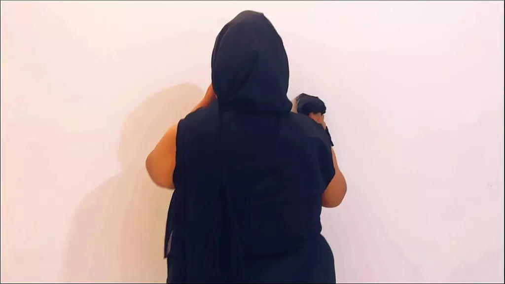 сексуальная большая задница и большие сиськи саудовской красавицы-горничной убирают комнату босса и возбуждают его, когда он трахает ее