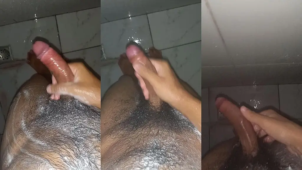 novinho gostoso tomando banho e esfregando bem o pau ate gozar bastante leite