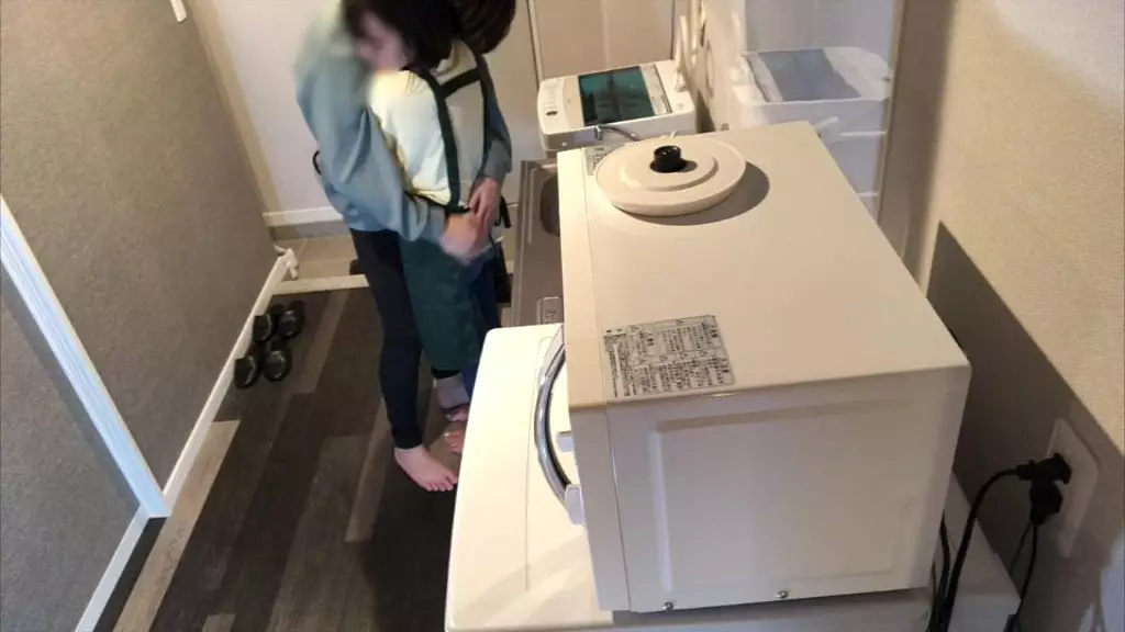 仕事で疲れて帰ってきた旦那をフェラ抜きしようとしたけど私がムラムラしてきちゃってキッチンでエプロンのままえっちしちゃいました。。