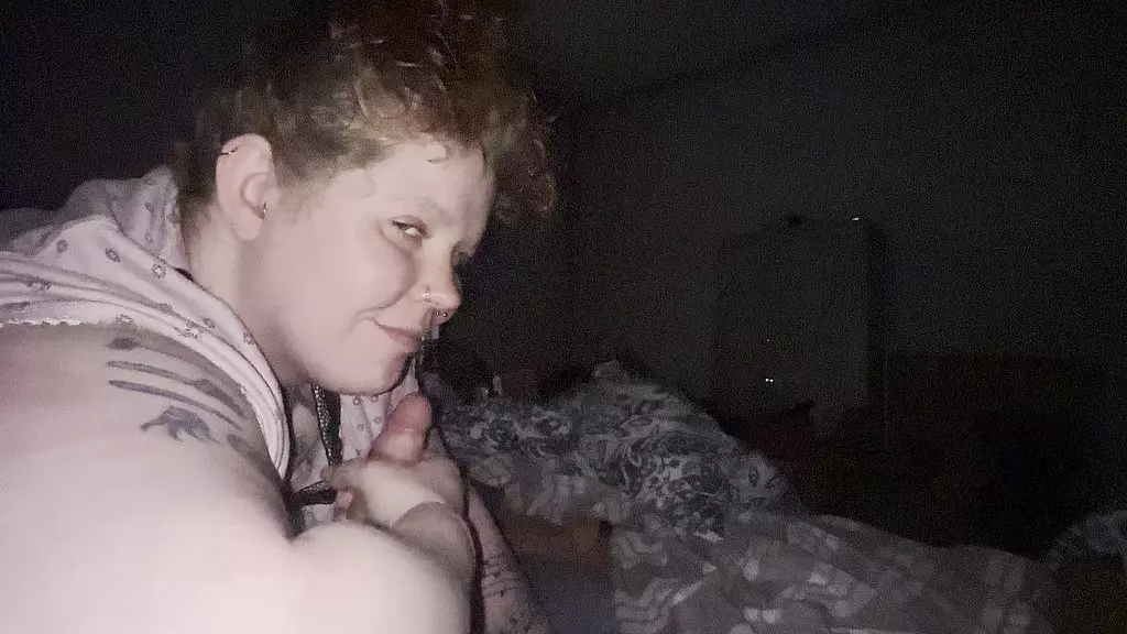 неряшливый стонущий минет красивой пухлой редголовке