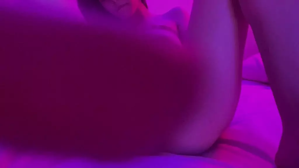 ночью показываю, как люблю мастурбировать, пока родителей нет дома - арина фокс