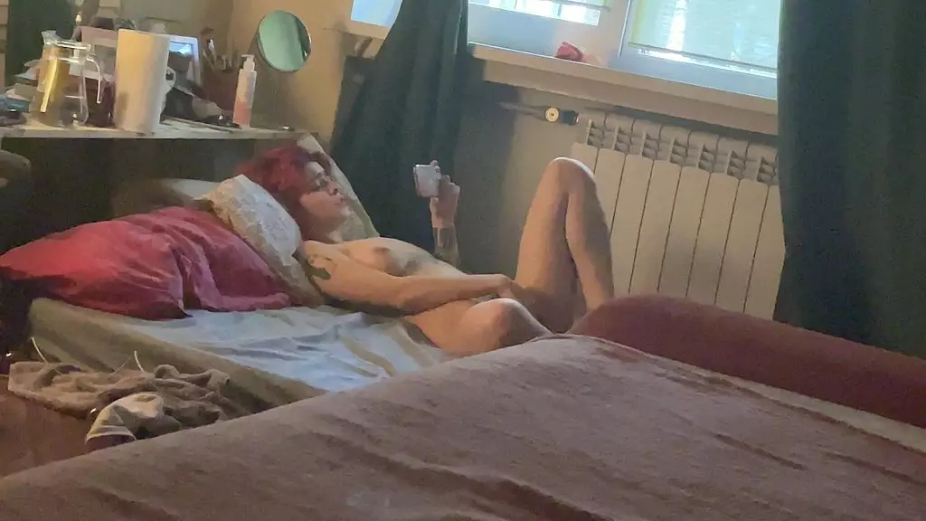 возбужденную девушку с волосатой киской трахают пальцами и трахают