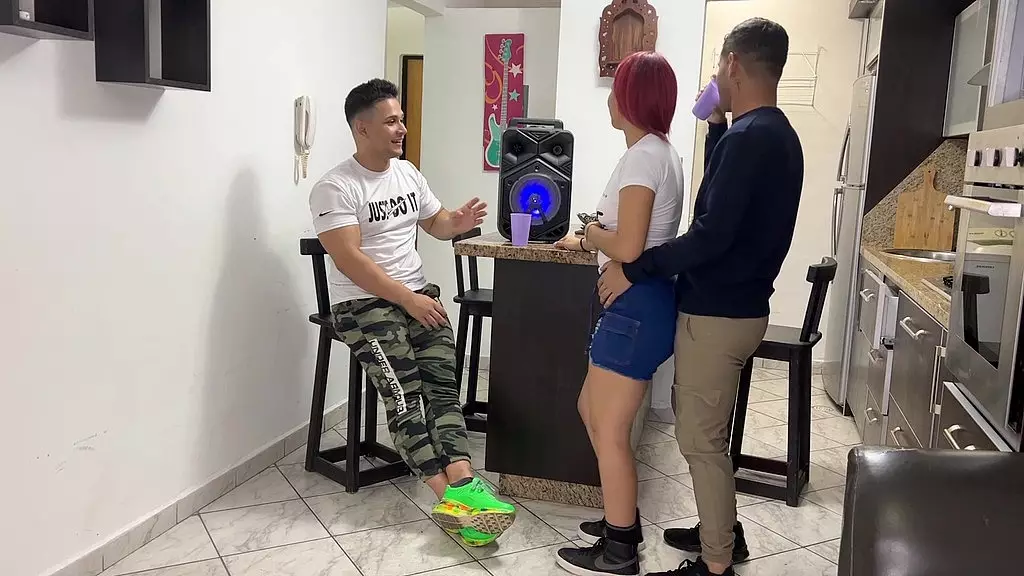 bailando regueton con la novia de my amigo и le froto mi polla en su culo al frente de el ntr netorare