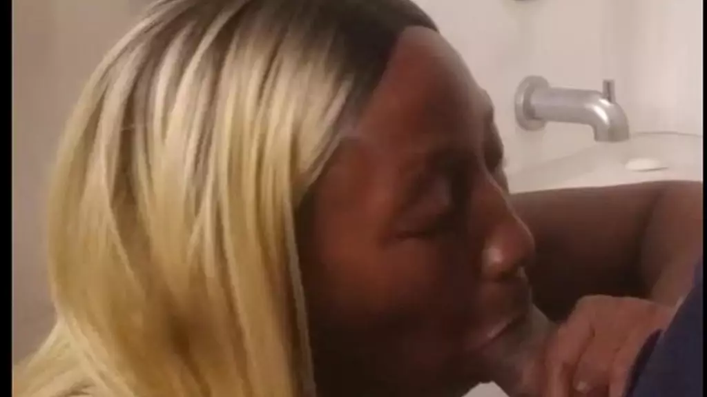 Жена делает минет