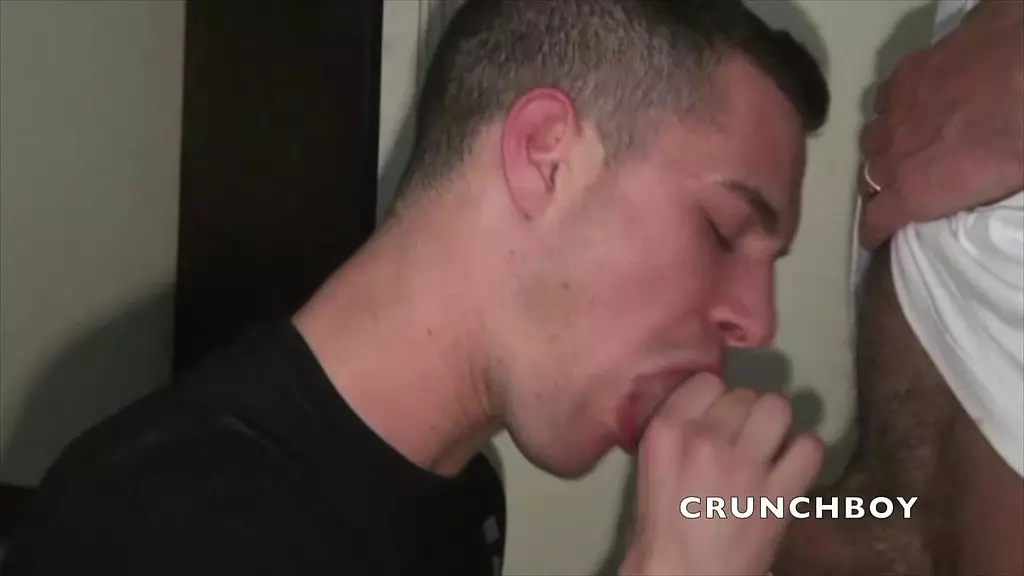 сексуальный французский твинк трахается с плохишом в кроссовках доминантом