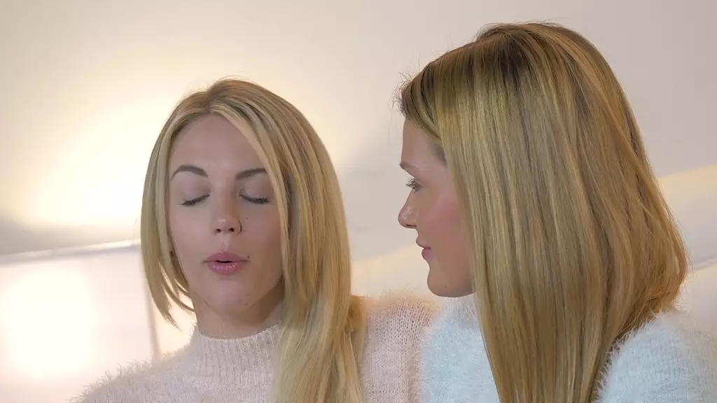 Кит Ли и Кэт Ли жестко трахаются во время дикого секса втроем с завязанными глазами