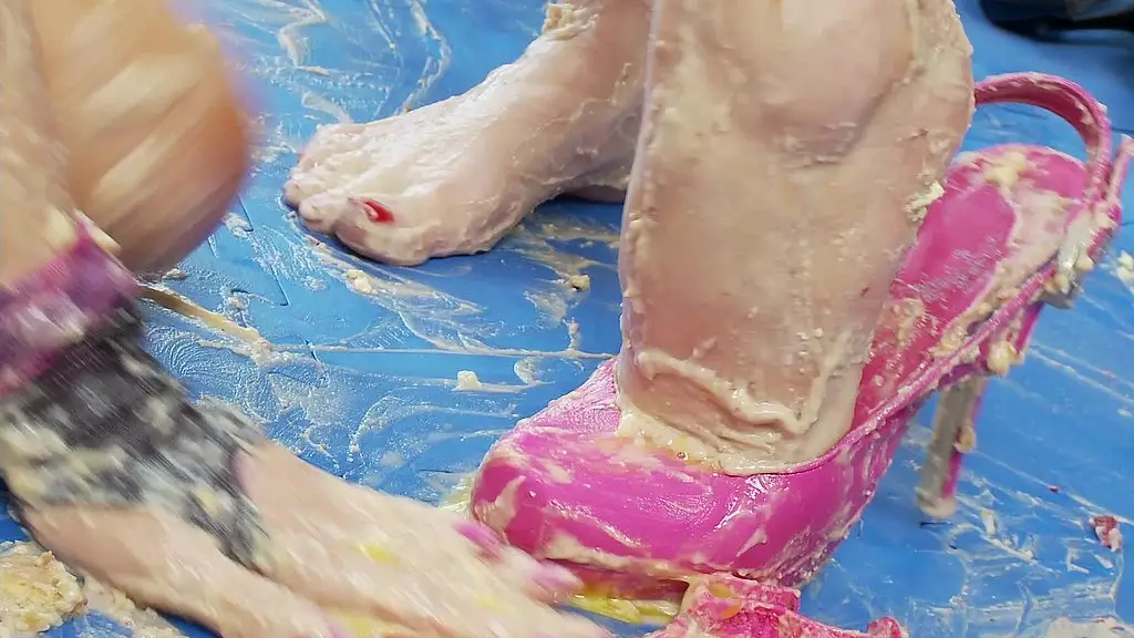 сексуальная зрелая брюнетка обучает искусству клиторального оргазма