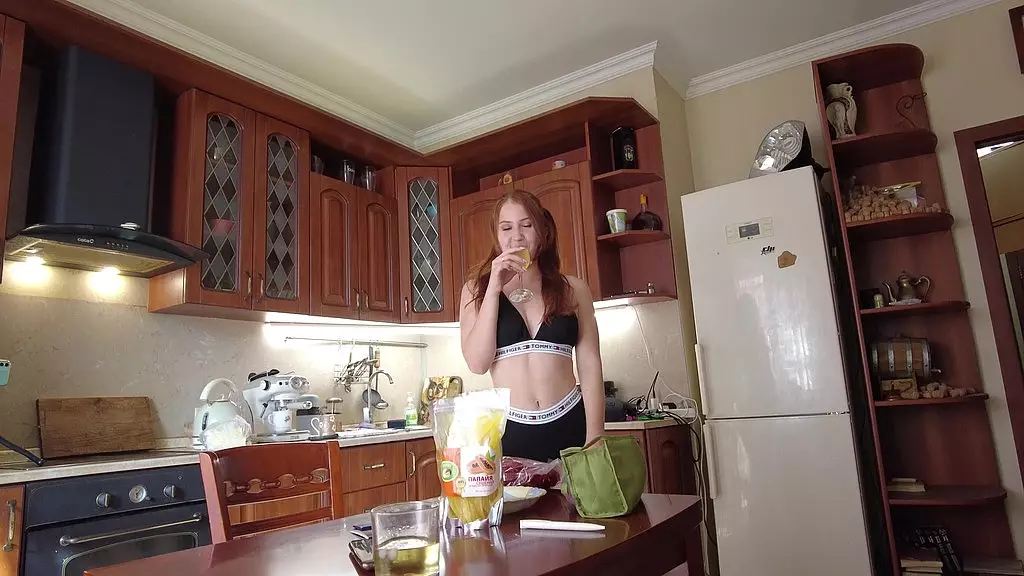 толстый отчим хотел опустошить на меня свои яйца