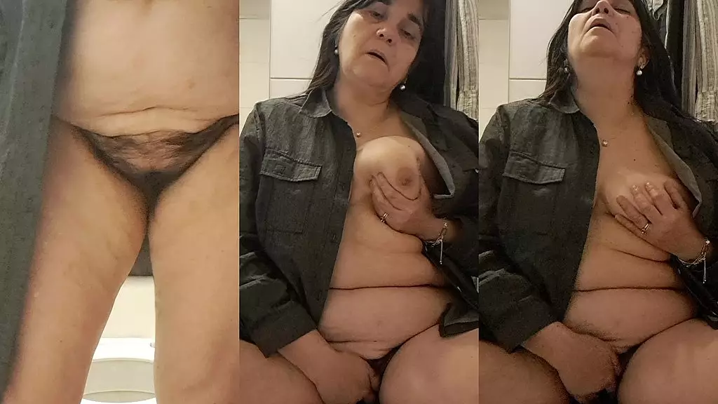 чувствую оргазм и мочиться и продолжаю мастурбировать