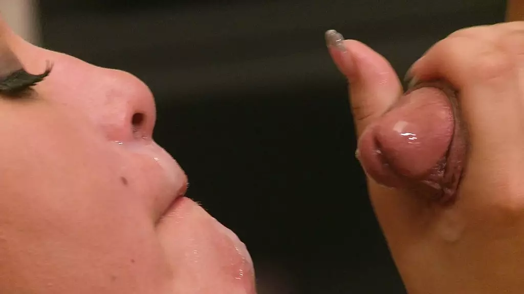 Джейден Ли любит глотать сперму после хорошего жесткого траха