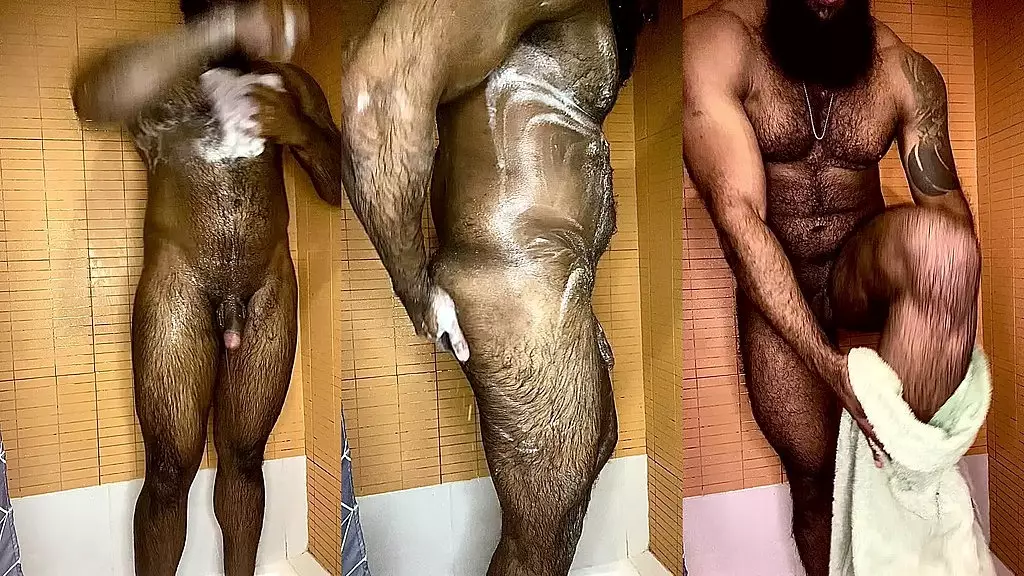 peludo musculoso no banho