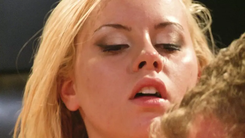 Джесси Роджерс нравится это сзади, чтобы она могла поиграть со своим чувствительным клитором