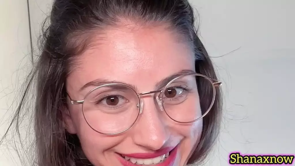 громко хлопаю по заднице моей смазанной задницей громкий хлоп хлоп хлоп