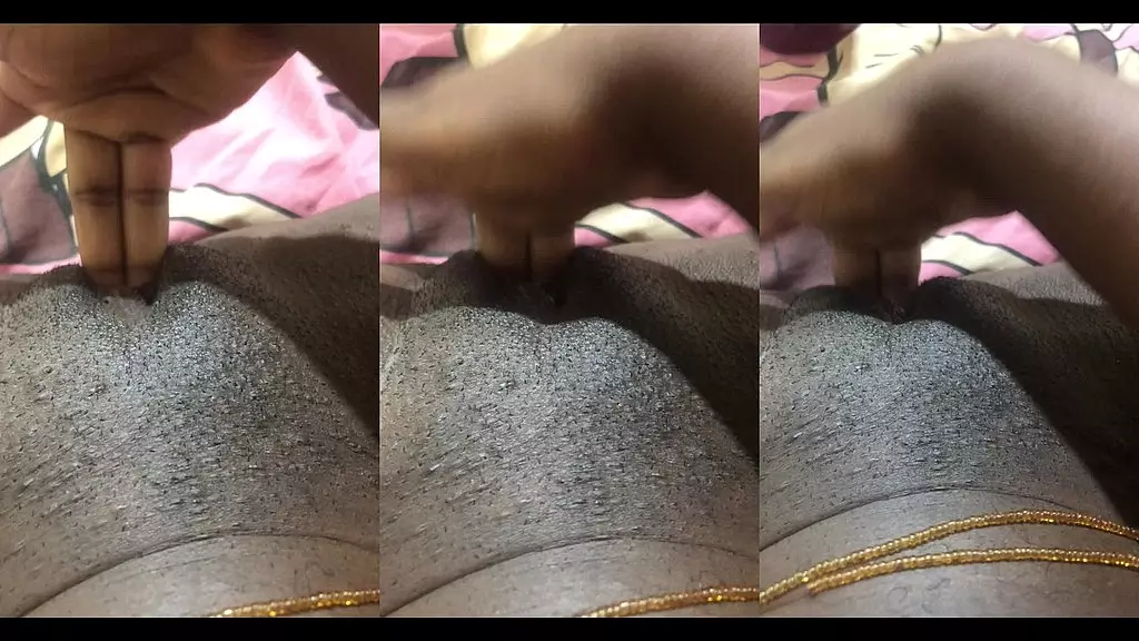 горячая черная малышка дрочит киску