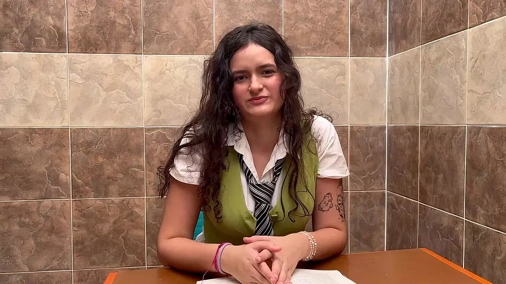 ученик больших сисек следует за своим мастером для апробации экономии