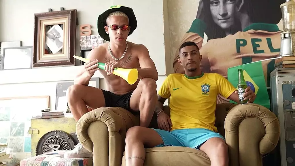 amigo chamou pra ver o jogo e acabou me comendo na Comemoracao - completo