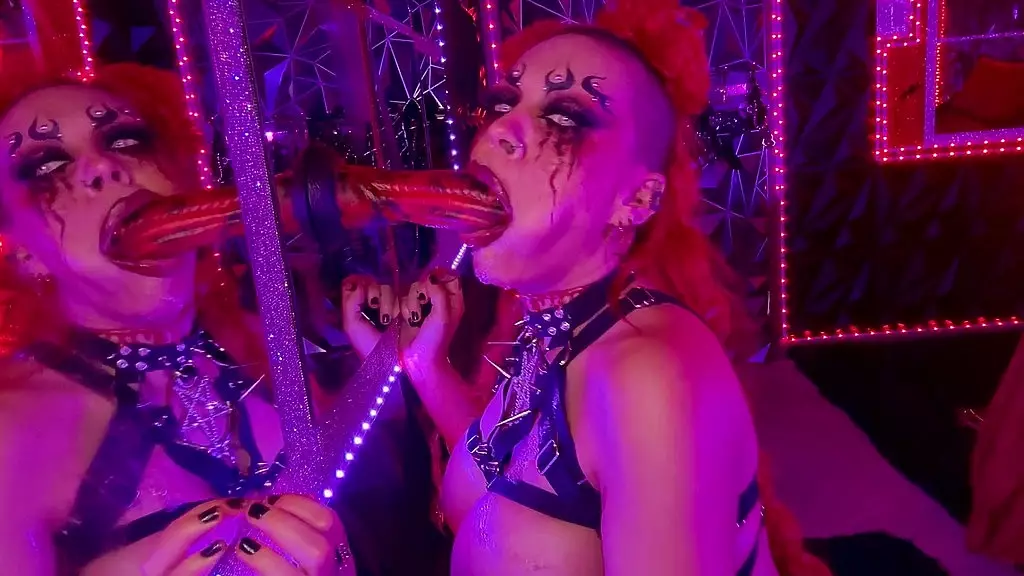 сексуальный вампир осушает твой член инструкция по дрочке