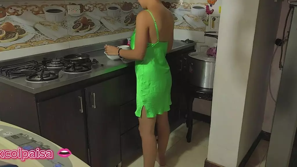 Друг трахает меня на кухне, пока я готовлю завтрак