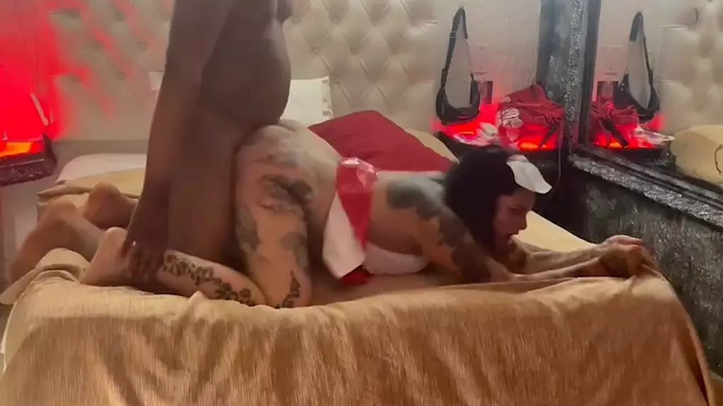 медсестра-шлюшка забирает BBC у бандита