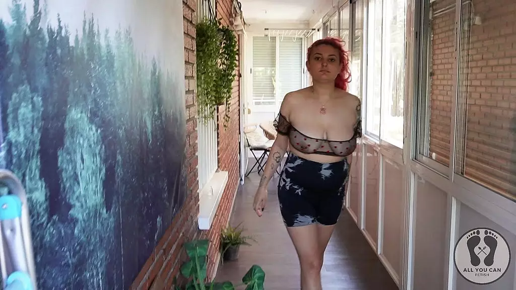 рискованная публичная тренировка топлес на крыльце с водой