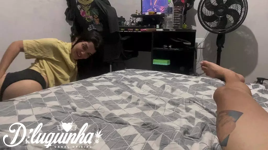 живу с моей лучшей подругой, она не удержалась и сосала мне, пока не трахнула свою киску