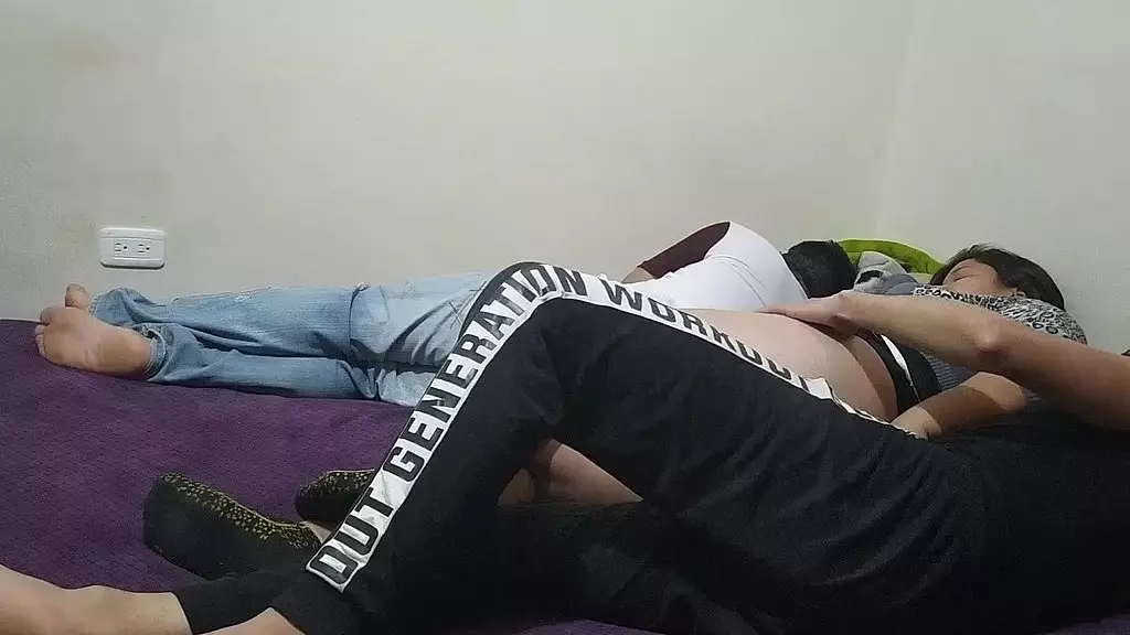 amigos llegan de una fiesta se aprovecha de la esposa de su mejor amigo para follarla mientras el siestas la esposa le pone los cuerno con su mejor amigo el amigo le termina adentro camara 1